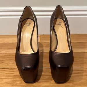 Giuseppe Zanotti extreme platform high heel pump. Ambra metal color. Size 38.5.